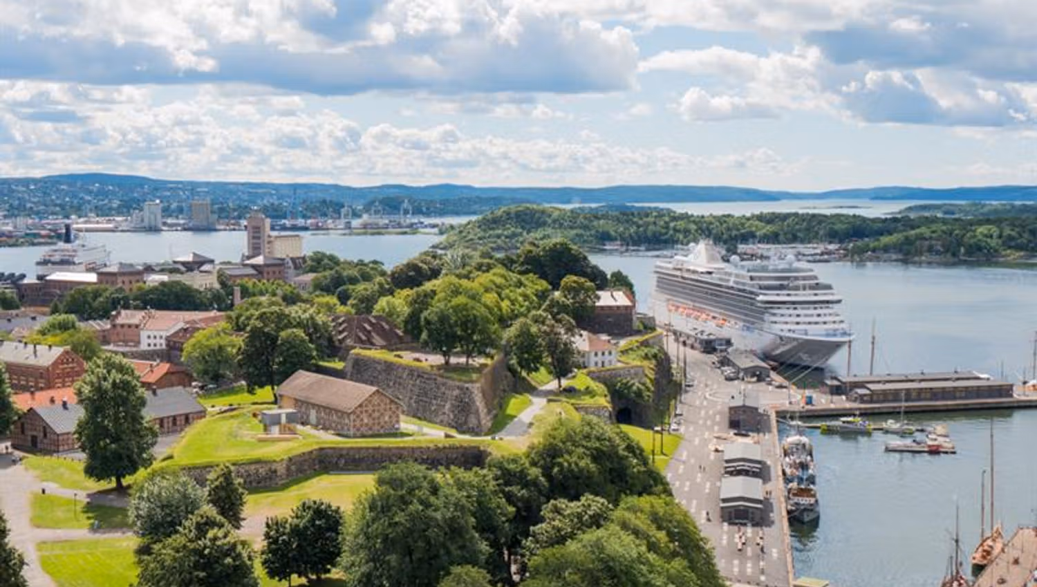 Bird's eye view of the fortress, the pier, a ship and the islands.