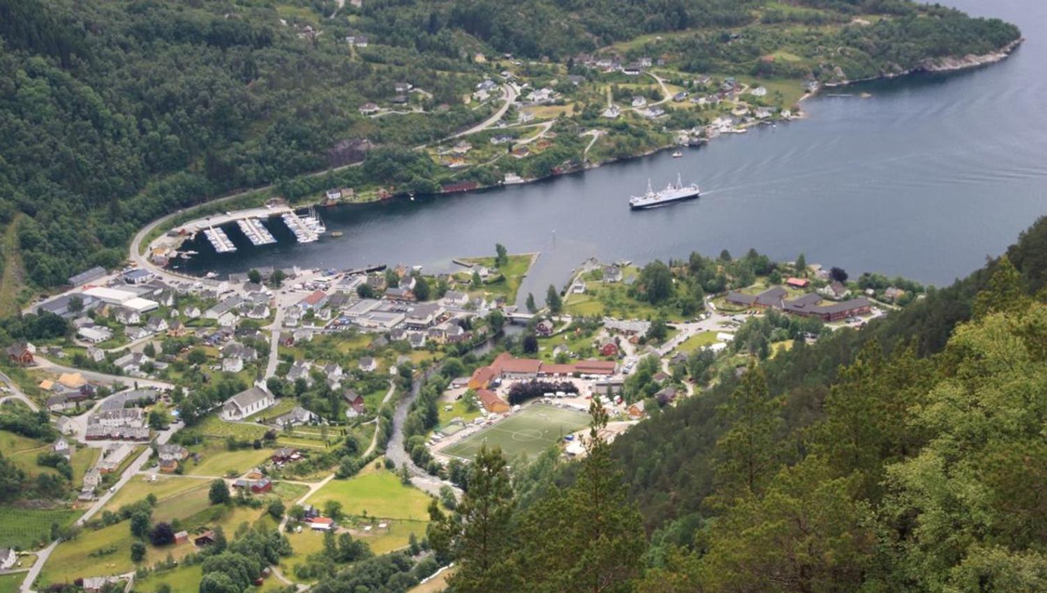 Utsikt ned til Jondal sentrum