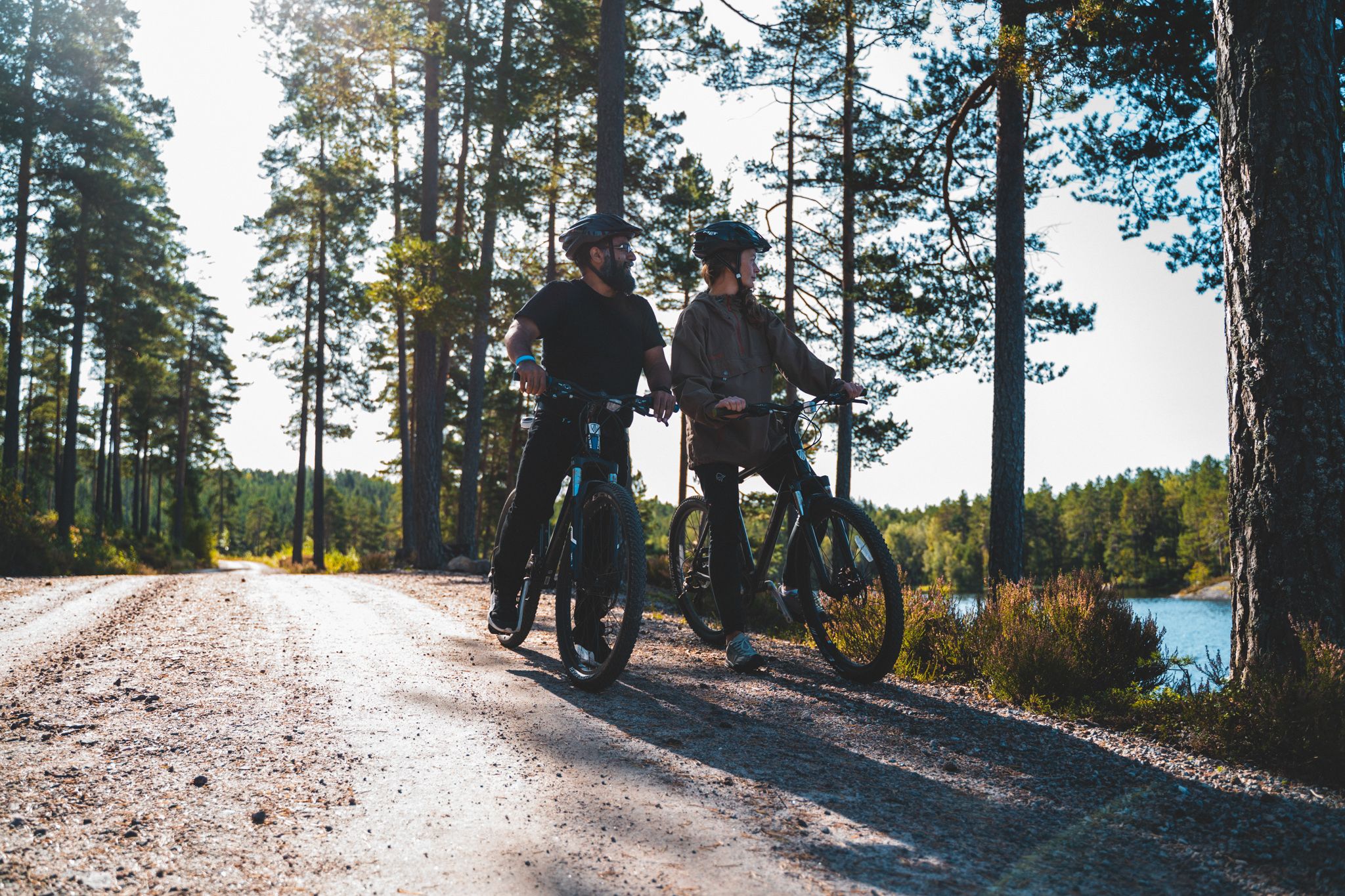 Two cyclists by the lake