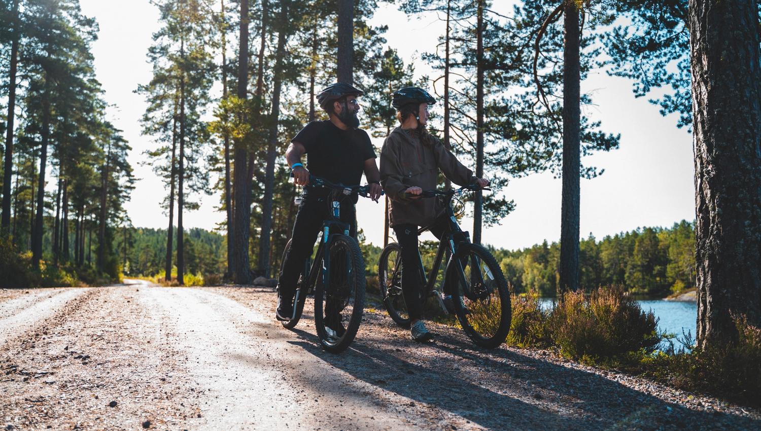 Two cyclists by the lake