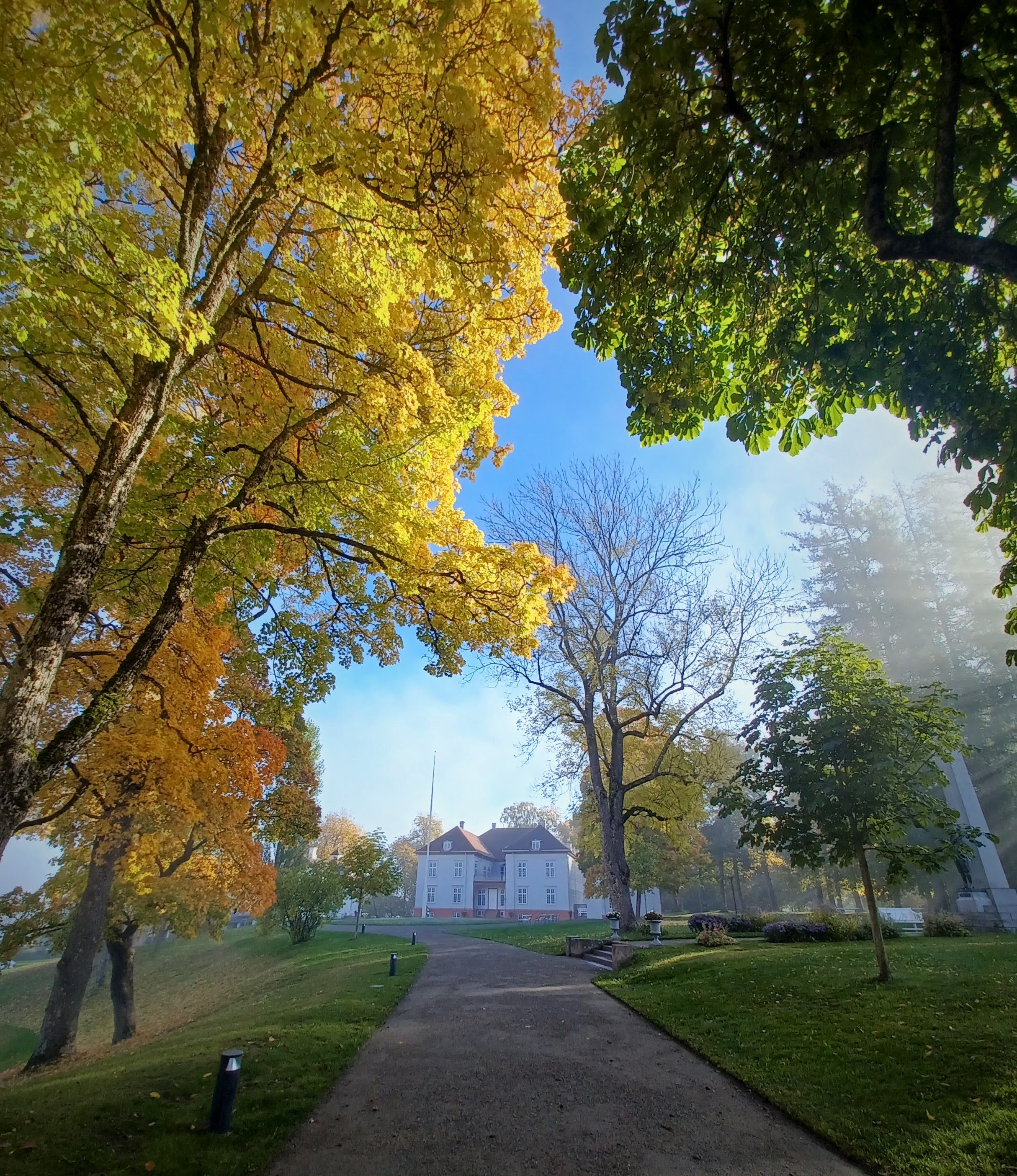 autum colours with Eidsvoll 1814 in the background