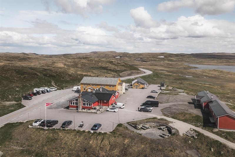 A droneshot of both the mountain lodges at Dyranut, with Dyranut Fjellstova in front.