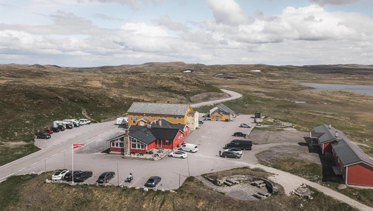 A droneshot of both the mountain lodges at Dyranut, with Dyranut Fjellstova in front.