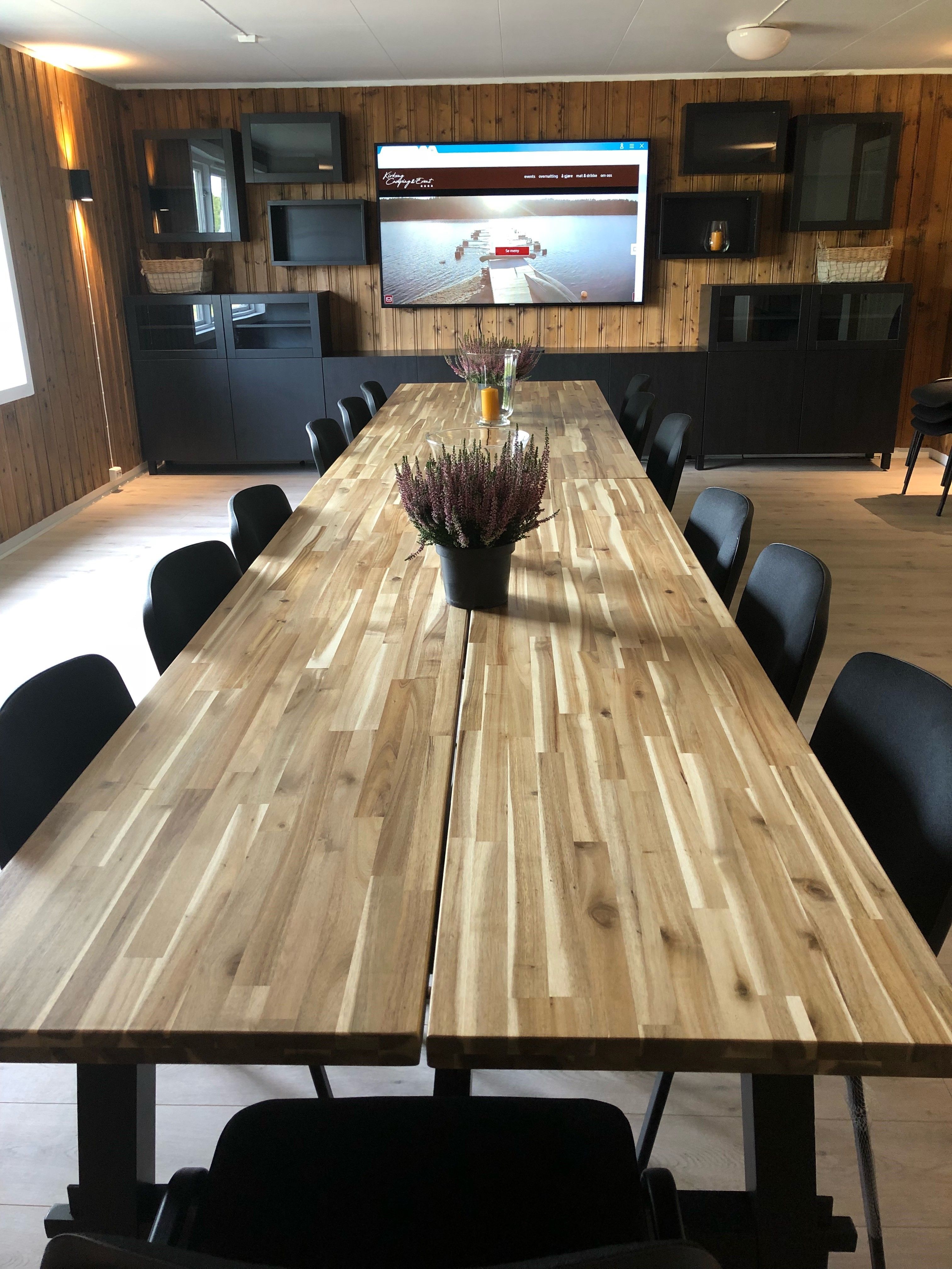 Langbord med stoler også en TV