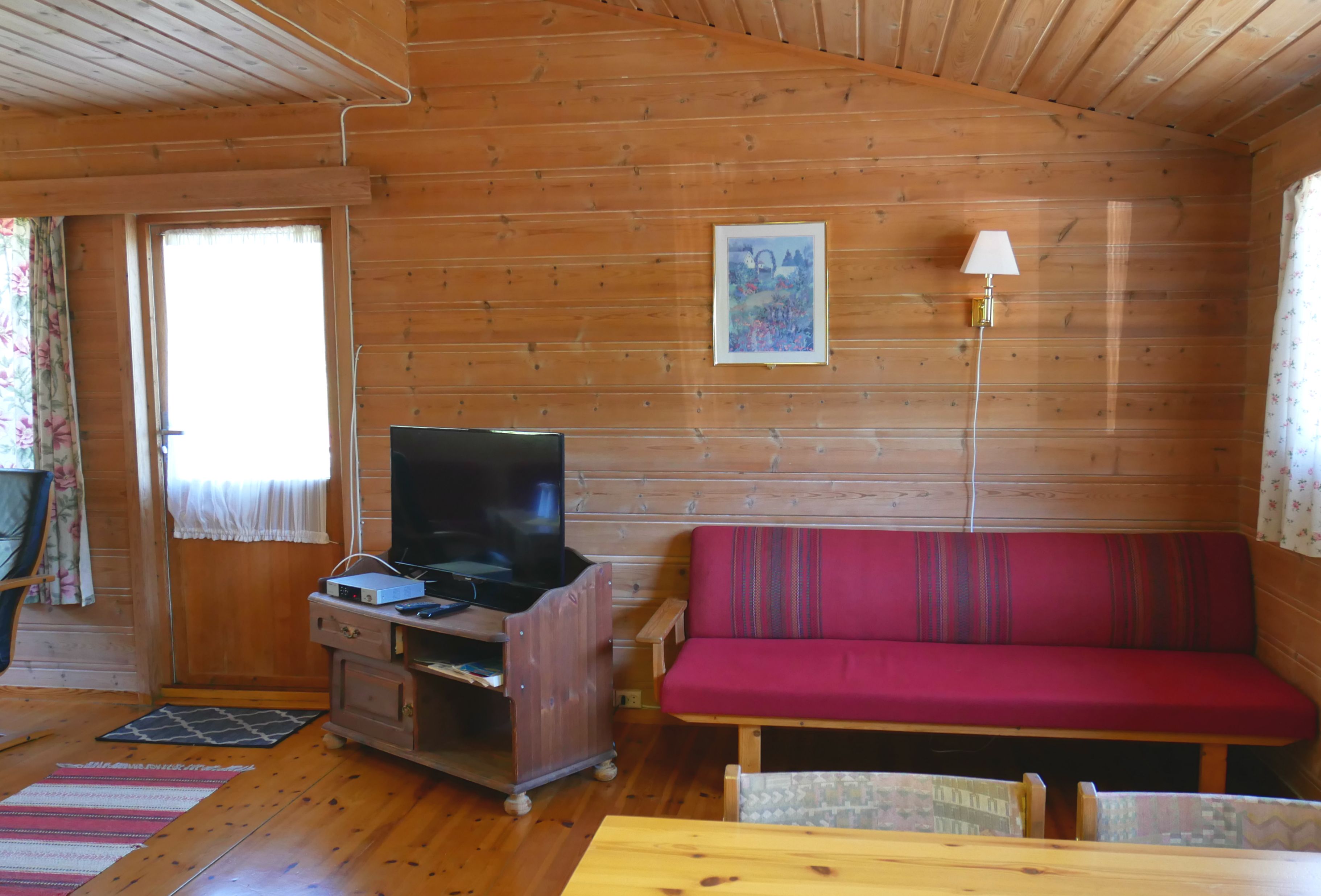 Triveleg stove og kjøkken i same rom, med plass til gode måltid og fellesskap.