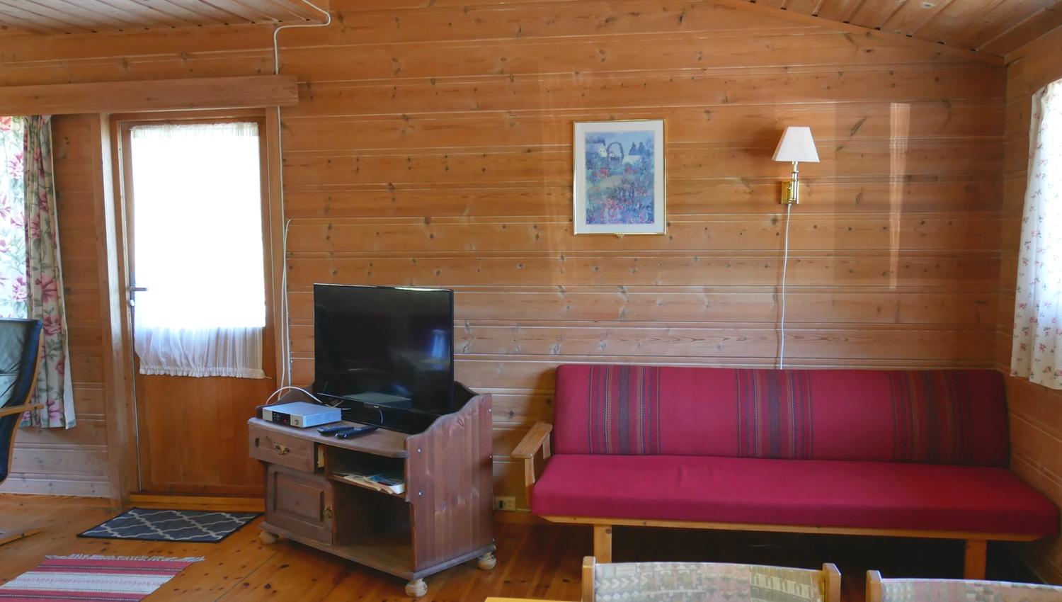 Triveleg stove og kjøkken i same rom, med plass til gode måltid og fellesskap.