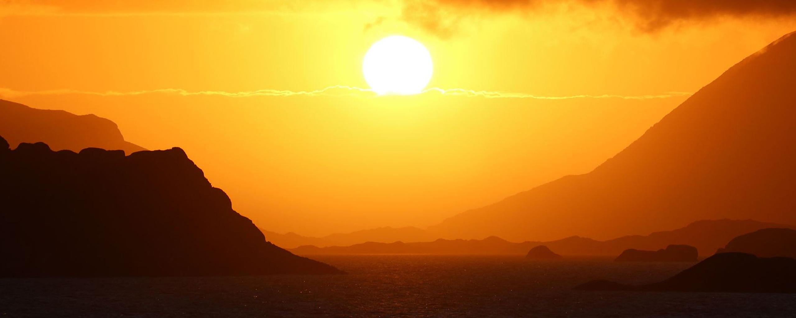 Midnight sun safari from Henningsvær with Lofoten Opplevelser