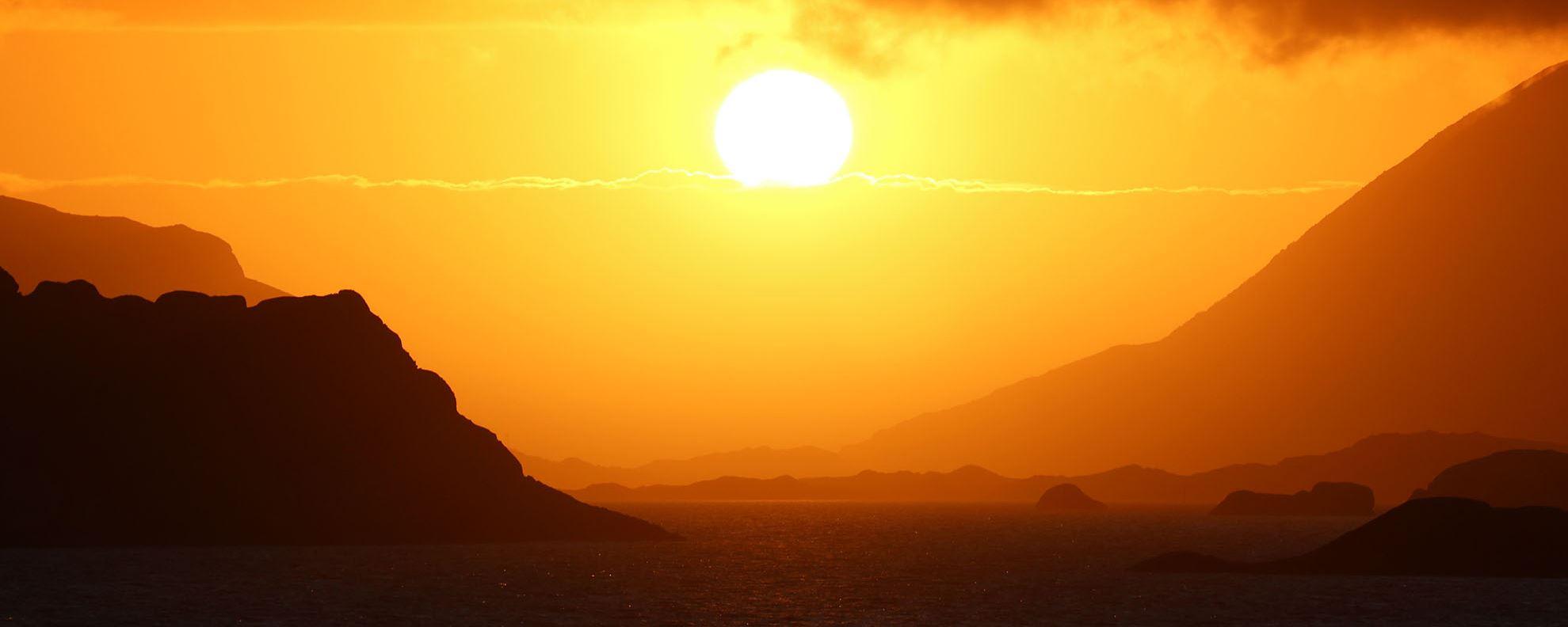 Midnight sun safari from Henningsvær with Lofoten Opplevelser