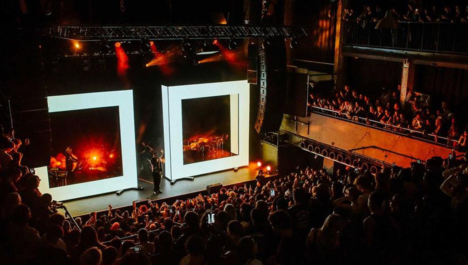 Brent Faiyaz on stage in front of an audience