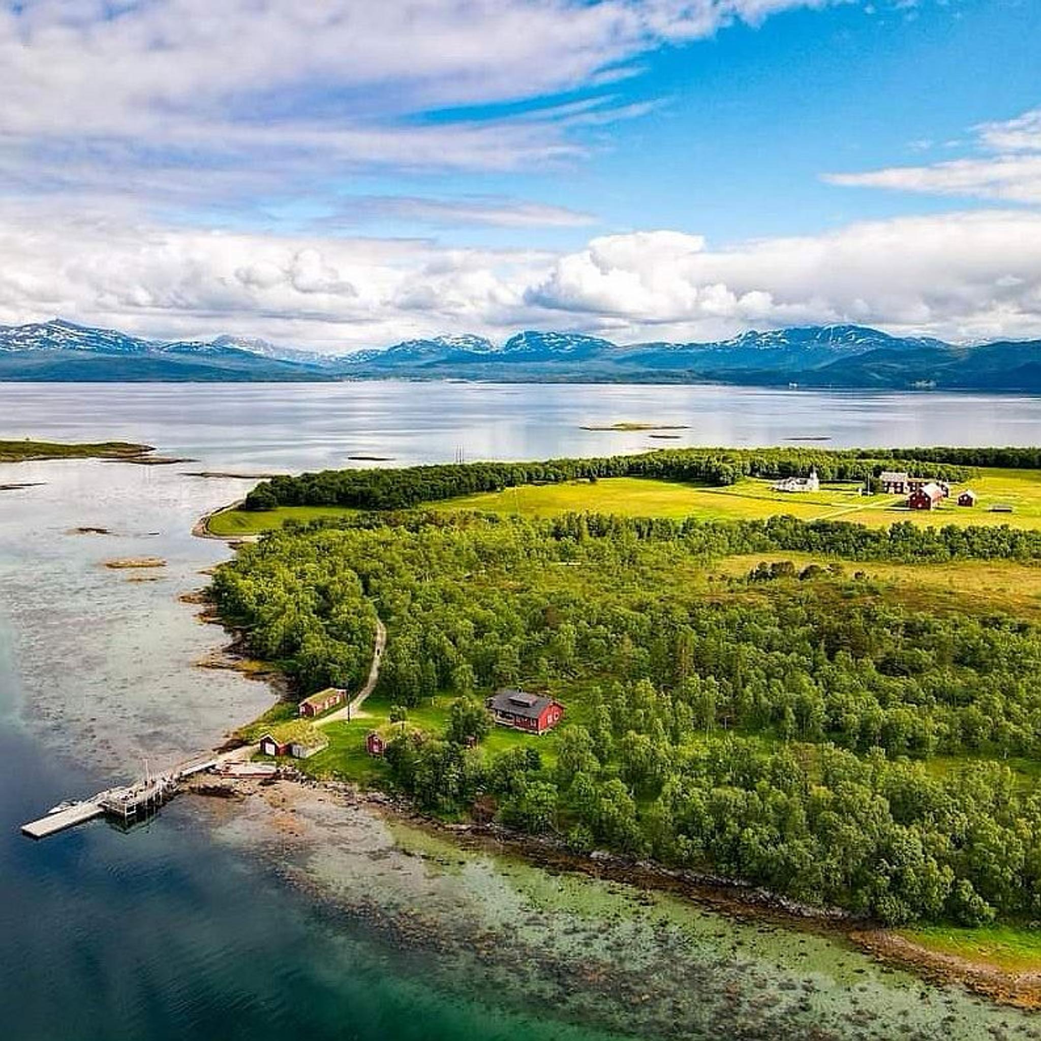 fugleperspektiv, vakkert grønt landskap med lokalet
