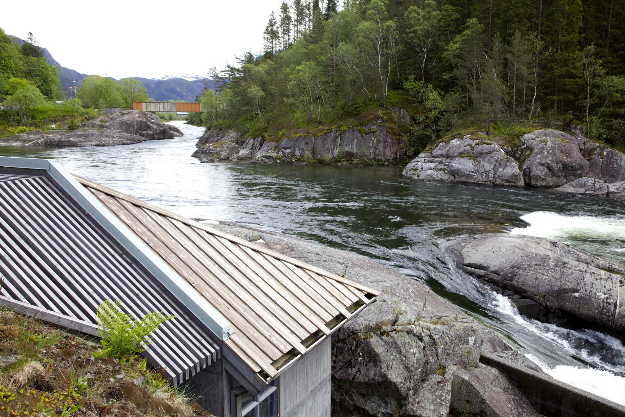 Høsebrua bridge and Sandsfossen at Sand