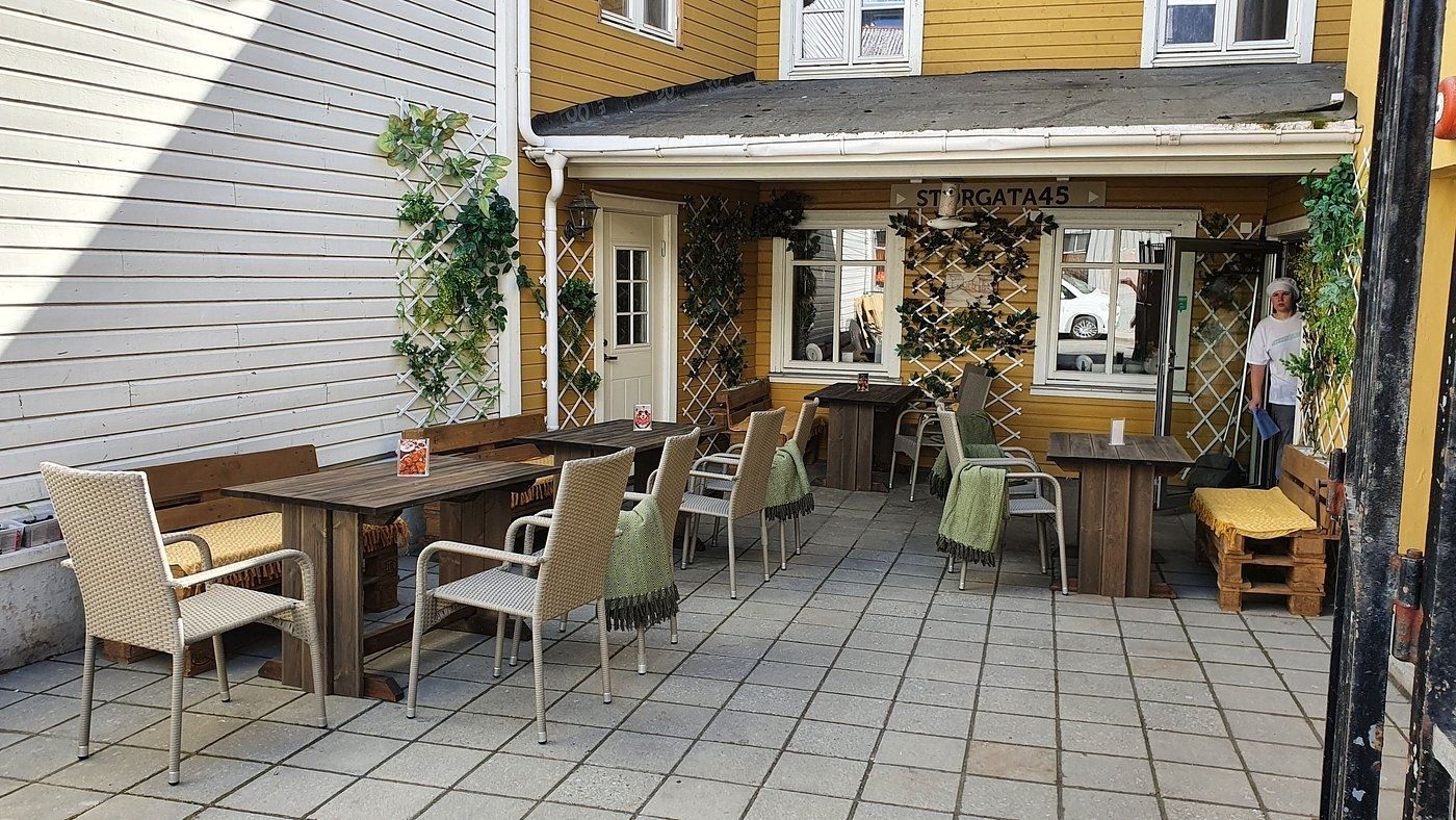 Outside the cafeOutdoor seating at Koseverden