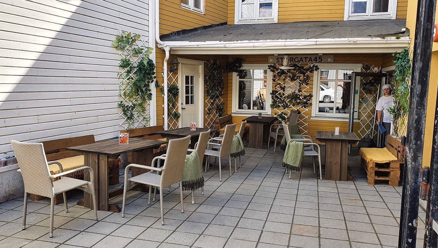 Outside the cafeOutdoor seating at Koseverden