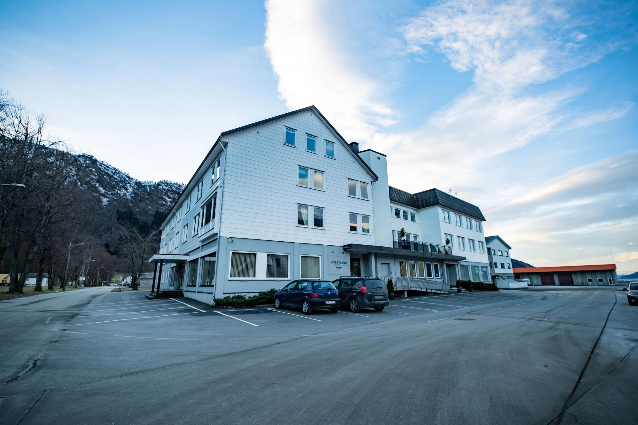 Nordfjord Hotel Bryggen is beautifully located by the quay in Nordfjordeid, offering views of the fjord and easy access to the town centre. Stay in bright, modern rooms and enjoy a simple and flexible experience in peaceful surroundings – perfect for both short and longer stays.