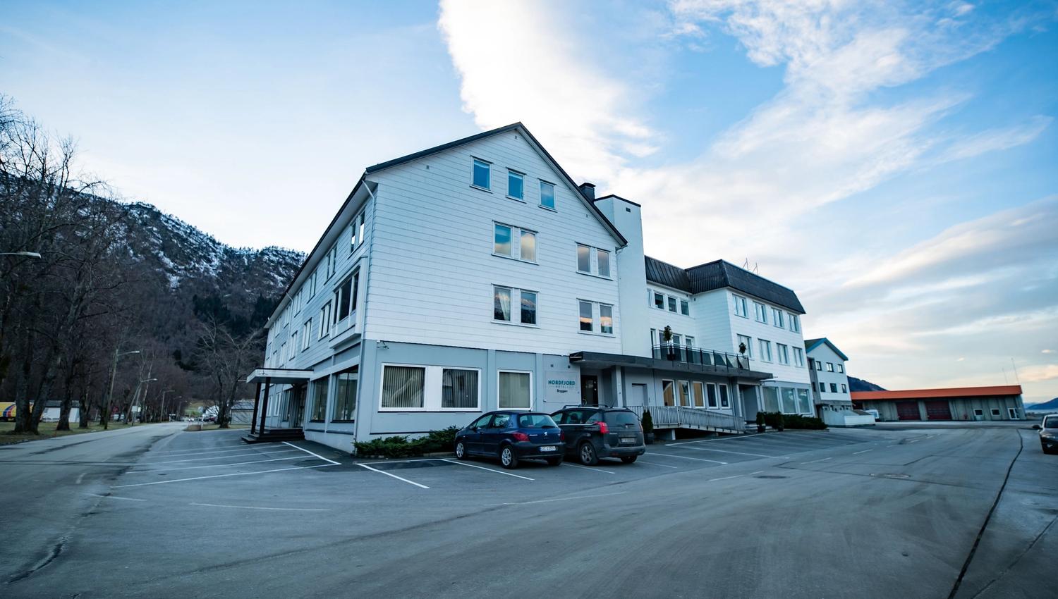 Nordfjord Hotel Bryggen is beautifully located by the quay in Nordfjordeid, offering views of the fjord and easy access to the town centre. Stay in bright, modern rooms and enjoy a simple and flexible experience in peaceful surroundings – perfect for both short and longer stays.