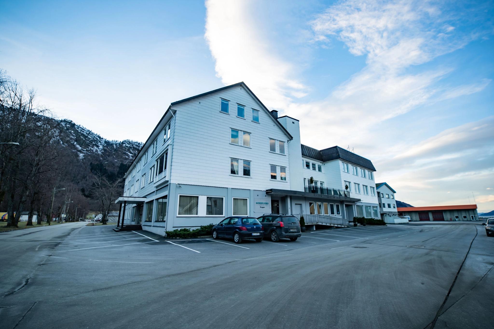 Nordfjord Hotel Bryggen is beautifully located by the quay in Nordfjordeid, offering views of the fjord and easy access to the town centre. Stay in bright, modern rooms and enjoy a simple and flexible experience in peaceful surroundings – perfect for both short and longer stays.
