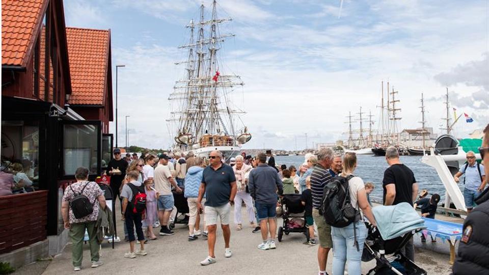 Local life and sailing ships. Tall ships in Sirevåg.