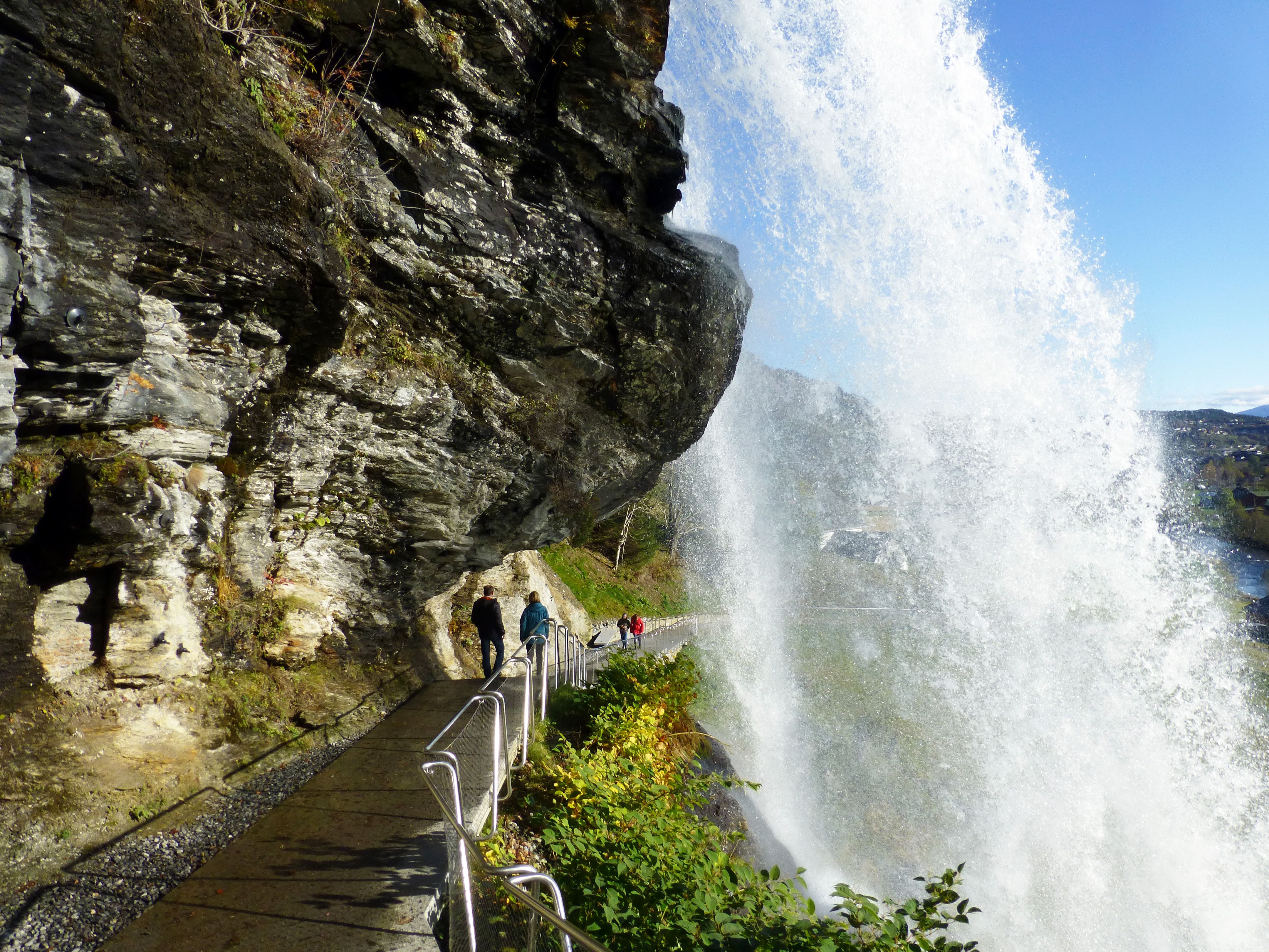 Steinsdalsfossen i Hardanger med den unike stien bak fossefallet – ein spektakulær oppleving før turen vidare til Movatnet.