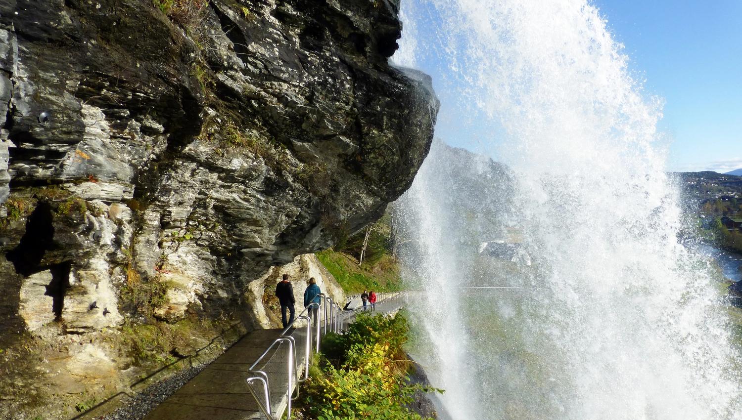 Steinsdalsfossen i Hardanger med den unike stien bak fossefallet – ein spektakulær oppleving før turen vidare til Movatnet.