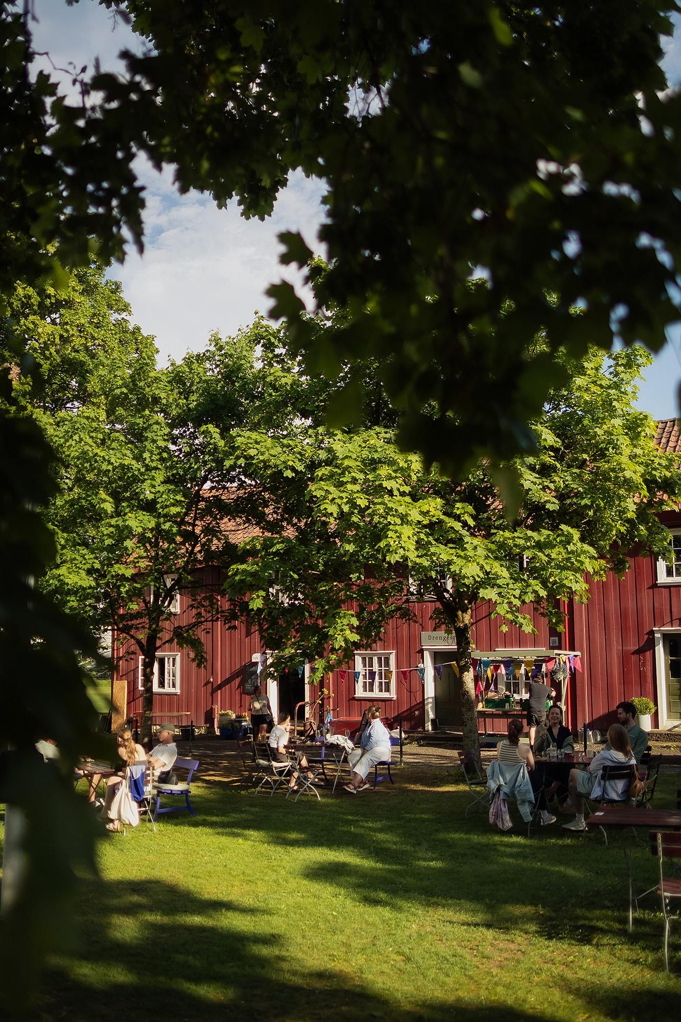 Norvald kafe og vinhus på Gjøvik Gård - kafebord ute på tunet
