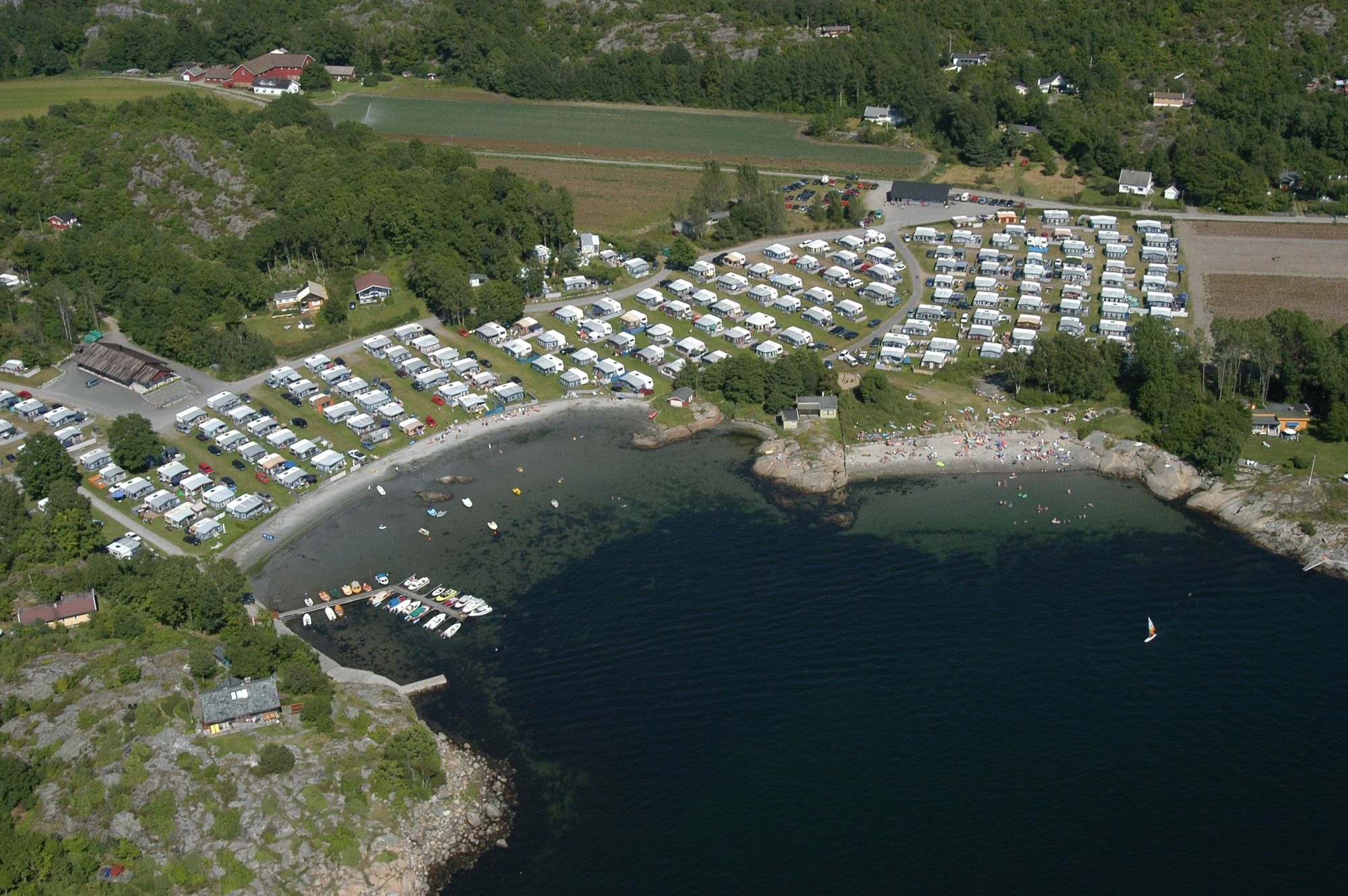 Overview of the camping area and the water