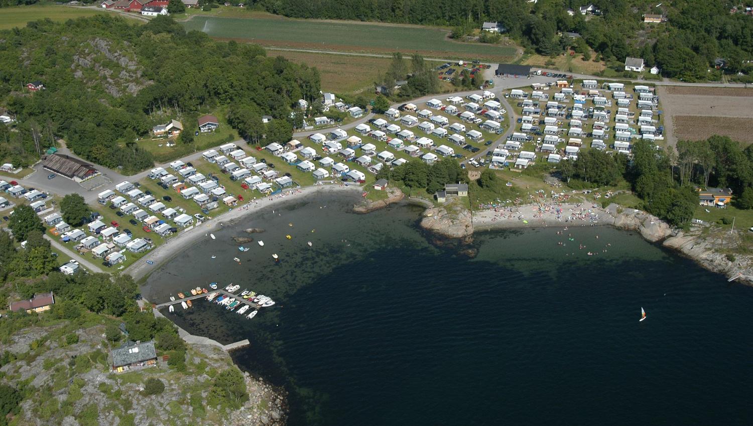 Overview of the camping area and the water