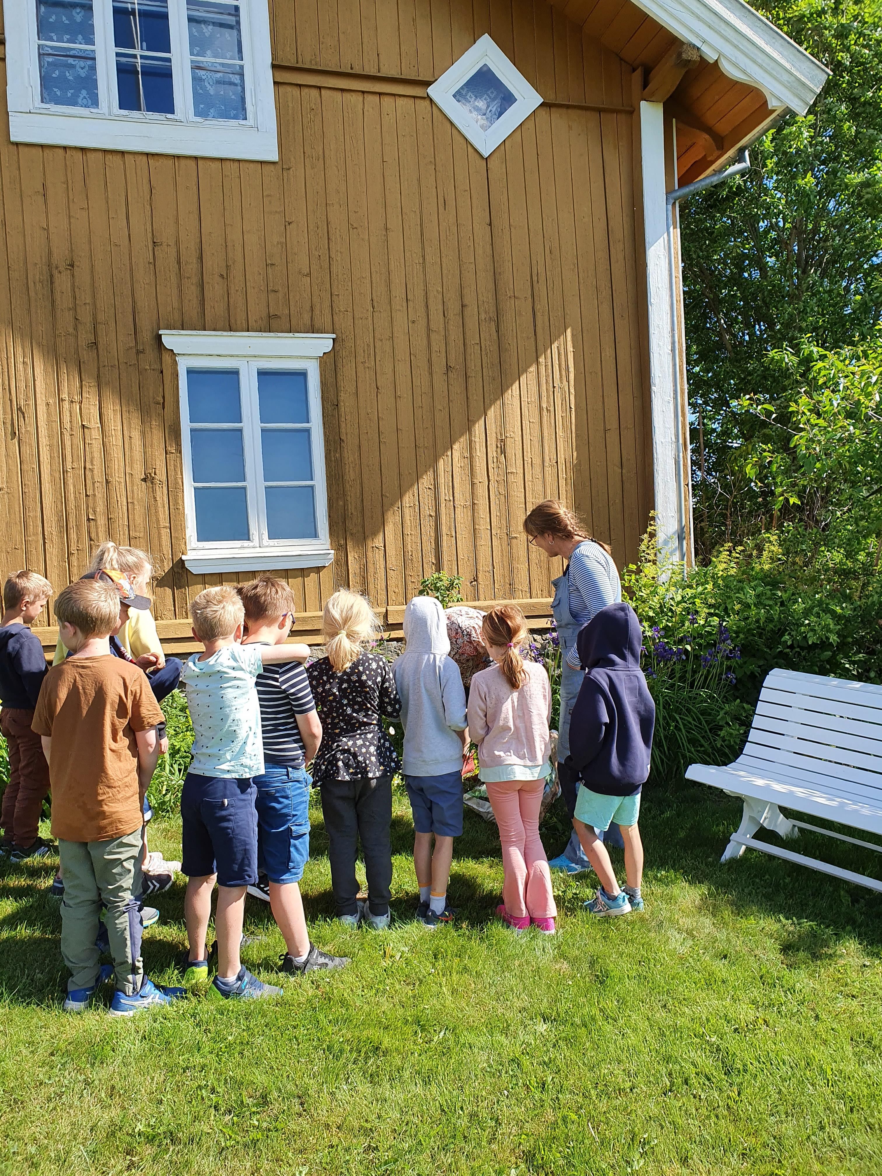 Barn ser på blomsterbed ved Austun - Eidskog museum