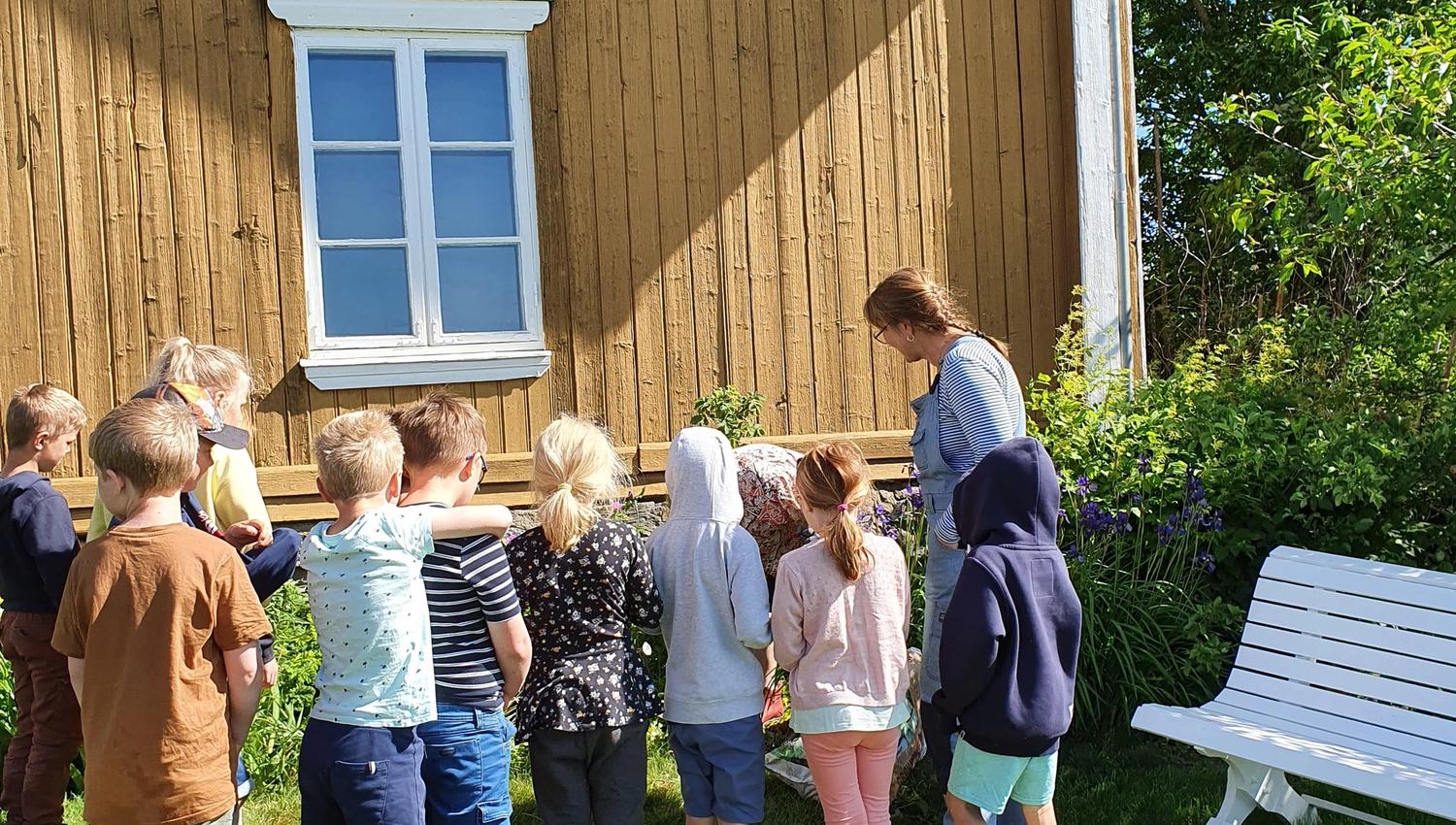 Barn ser på blomsterbed ved Austun - Eidskog museum