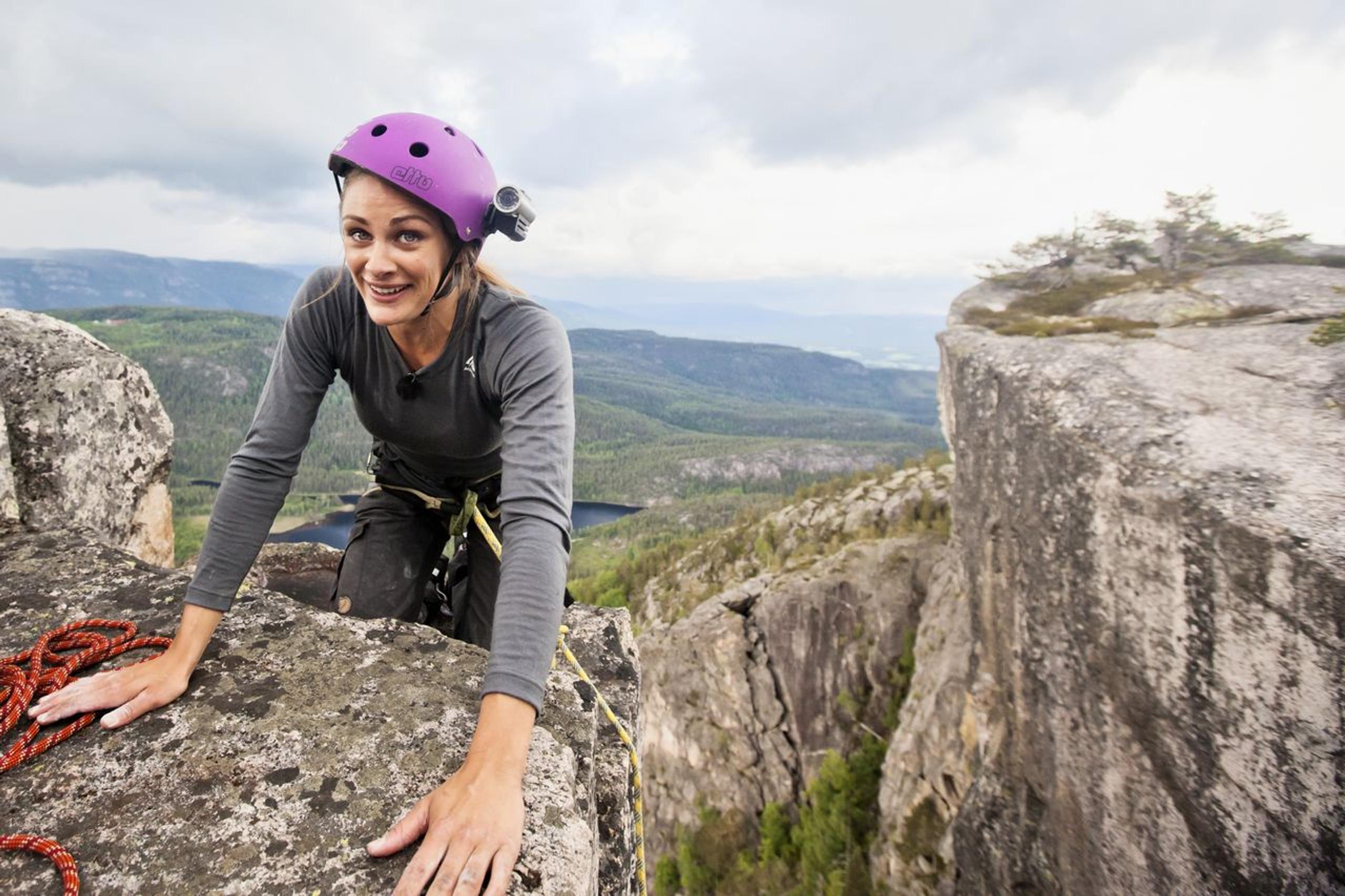 lady climbing on Gygrestolen in Bø