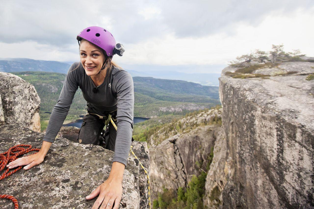 lady climbing on Gygrestolen in Bø
