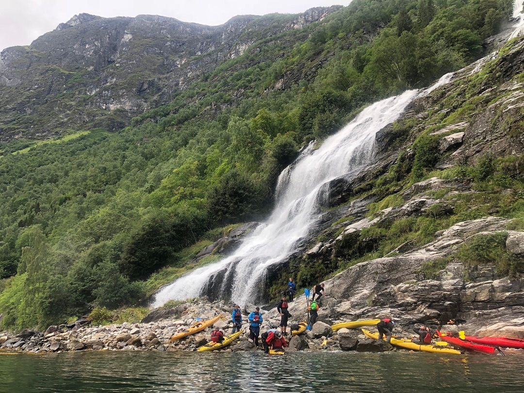 Strandhogg ved an av de mange fossene i fjorden.