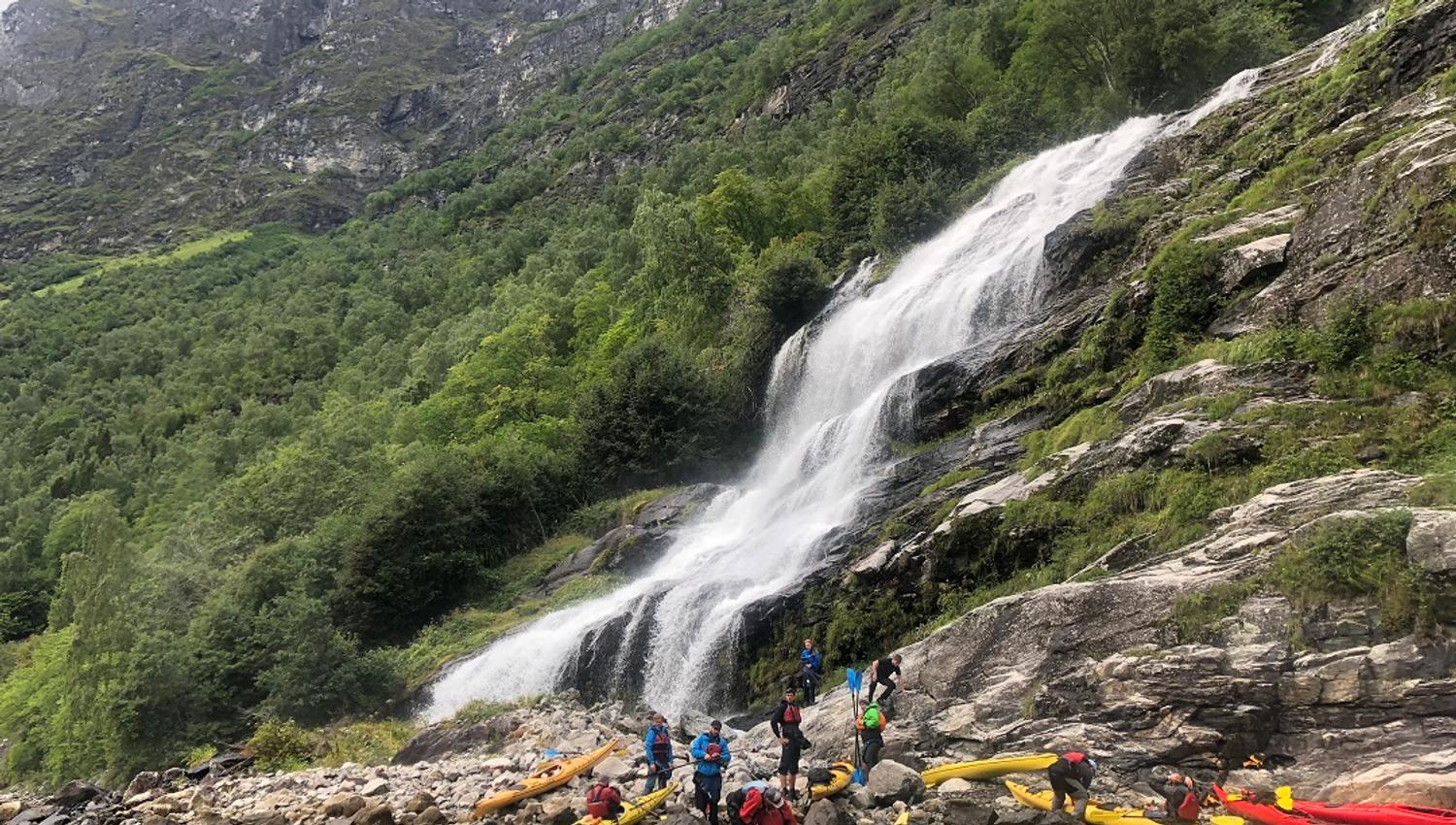 Strandhogg ved an av de mange fossene i fjorden.