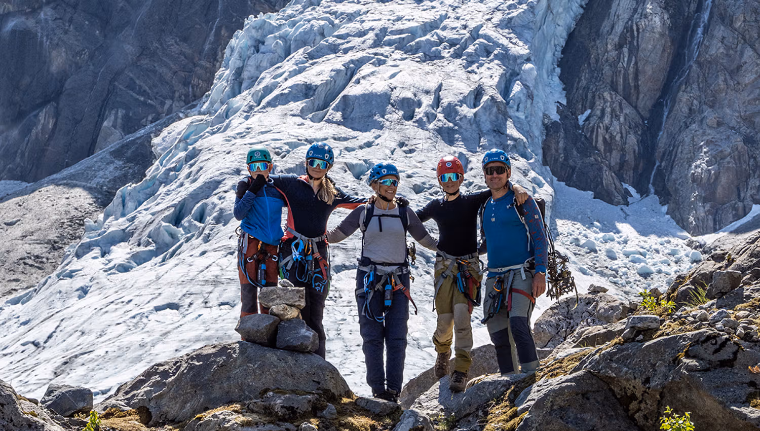 Gruppe med breførar står ved foten av Buarbreen, klare for guida brevandring i Hardanger.