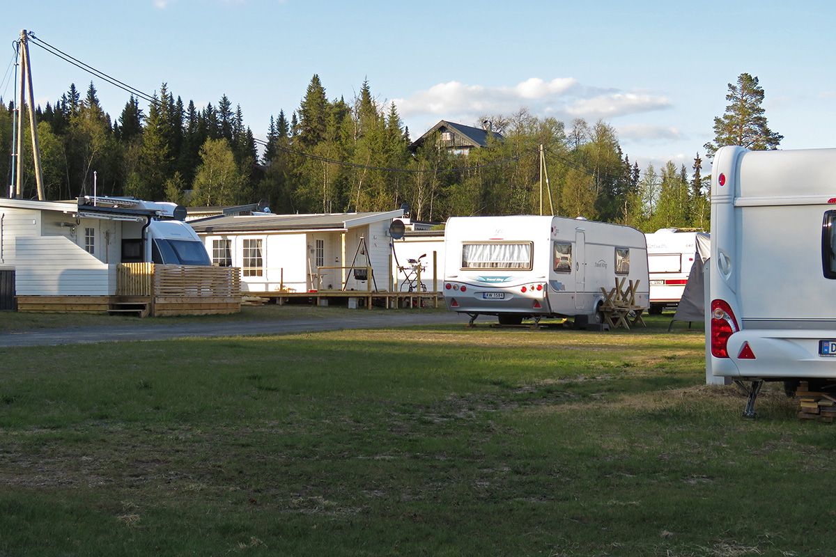 Bilde av en campingplass med campingvogner på gressplen