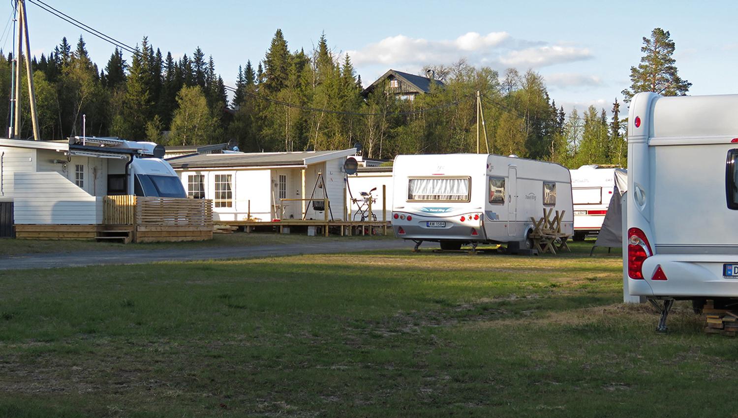 Bilde av en campingplass med campingvogner på gressplen
