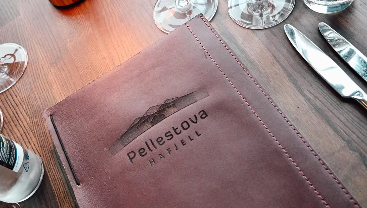Meny på dekket restaurantbord.