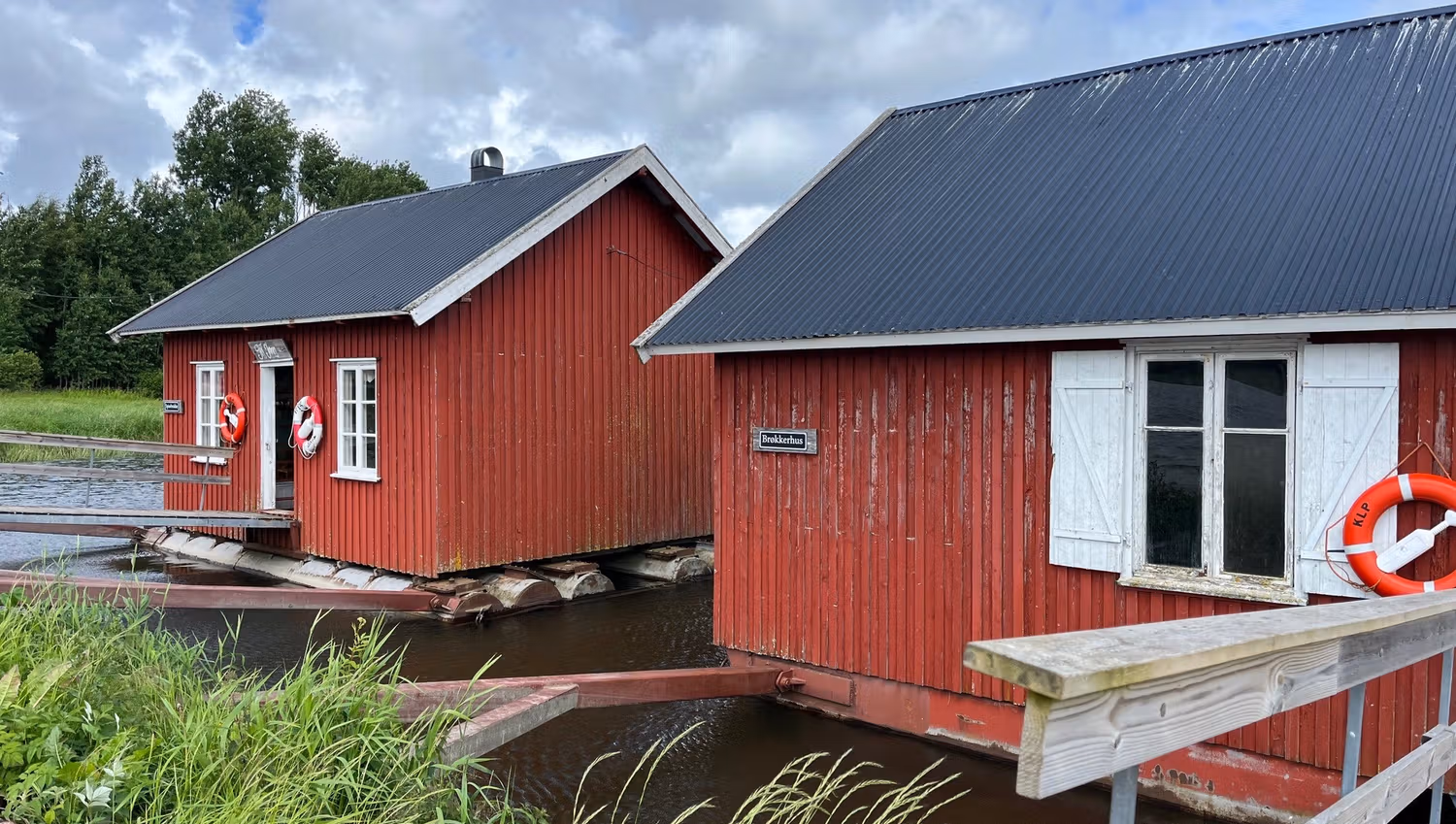 to rød bygninger