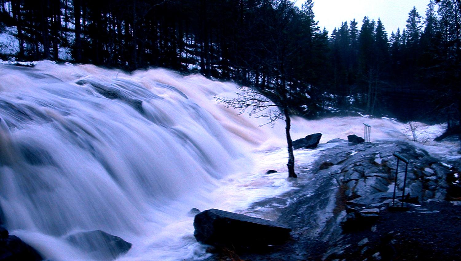 Small waterfall close to the Bølarein rock carving