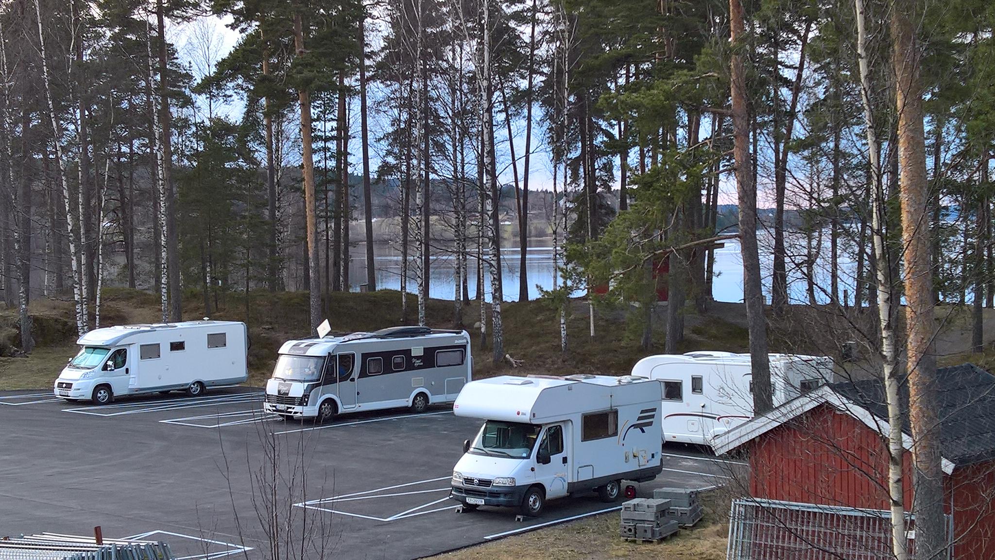 Ørje bobilparkering med parkerte bobiler