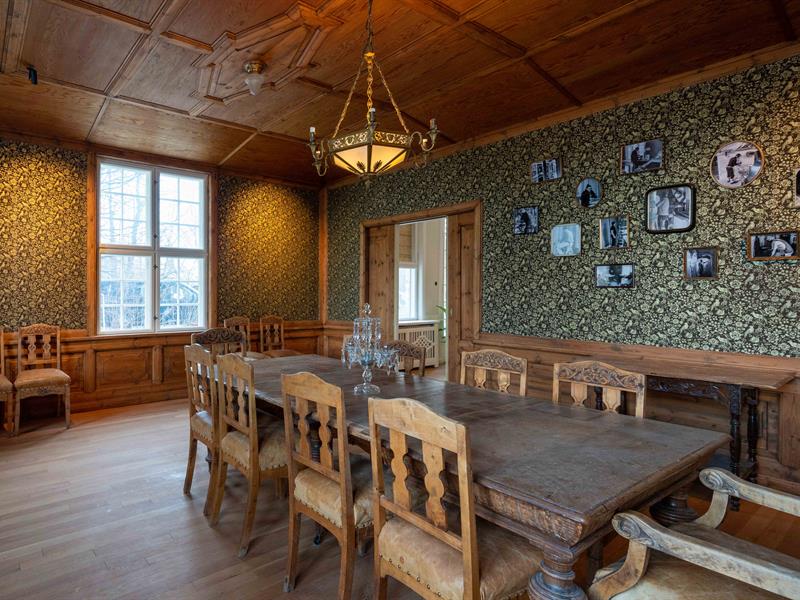 dinnertable with chairs 