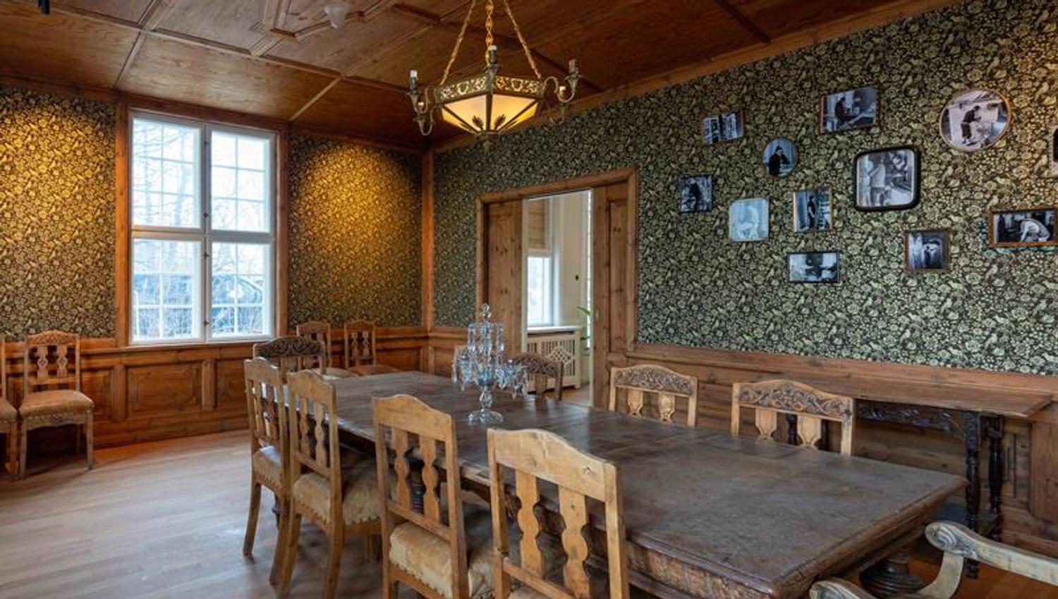 dinnertable with chairs
