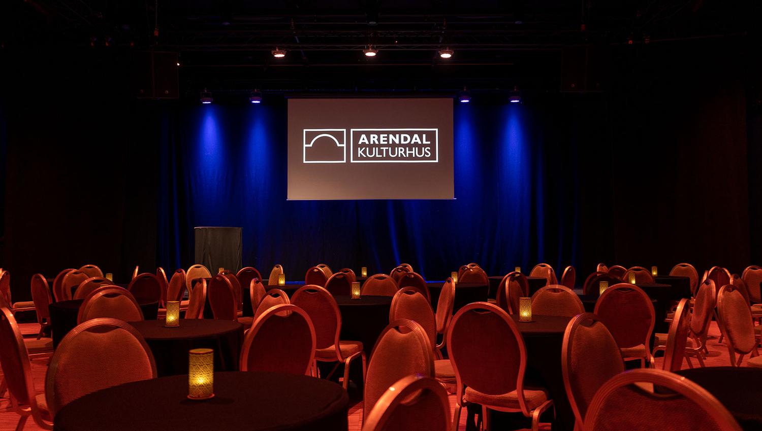 teatersal Lille Torungen med runde bord og lys i Arendal kulturhus