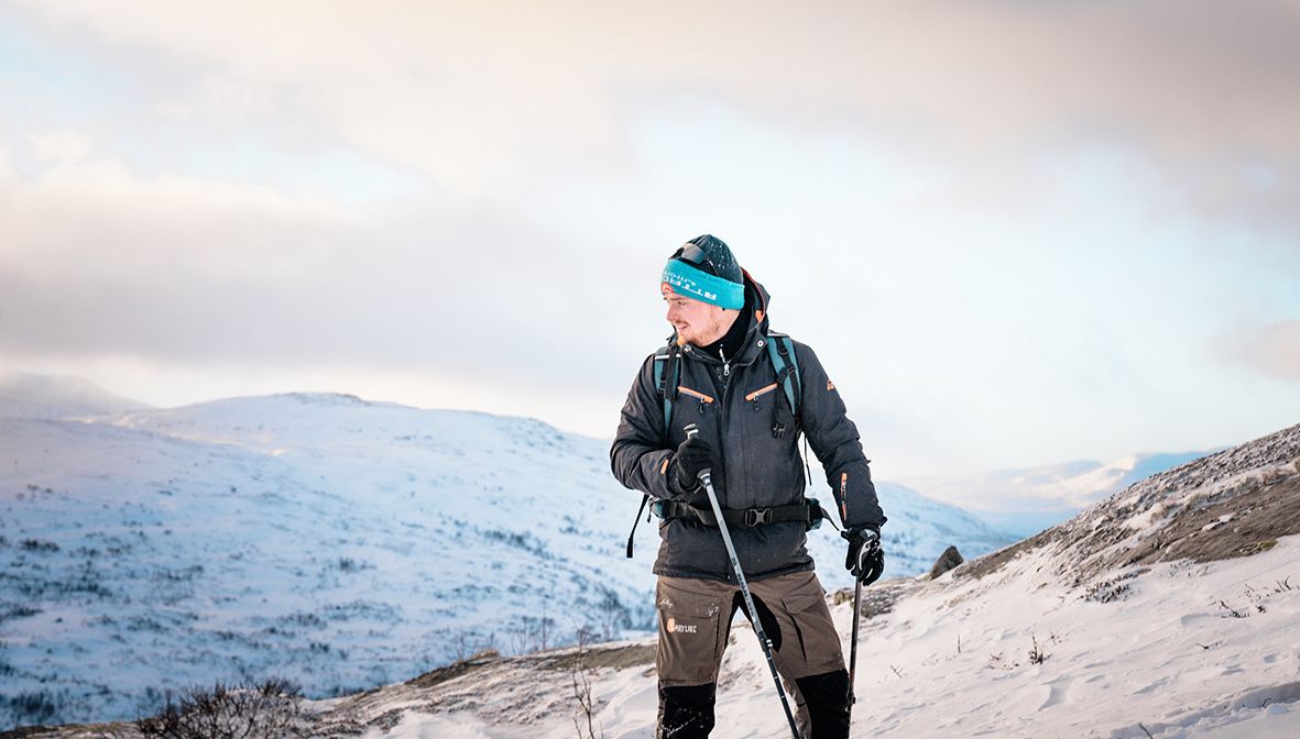 Snowshoer in Hardanger with snowy mountains in the background.