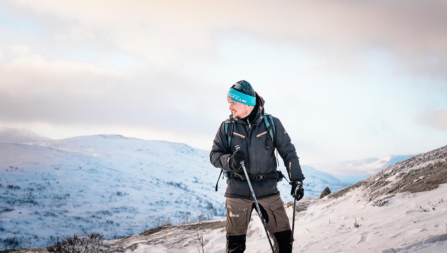 Snowshoer in Hardanger with snowy mountains in the background.