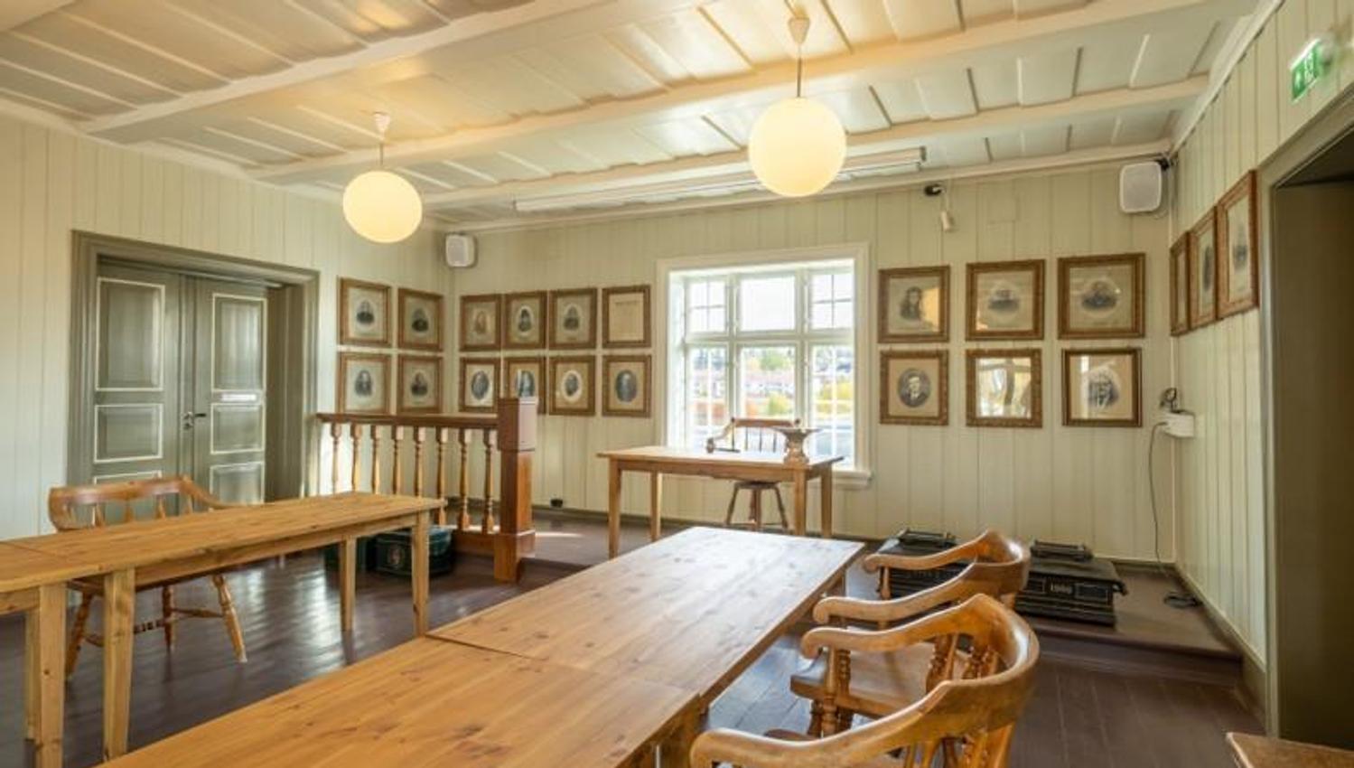 langbord i kommunestyresalen