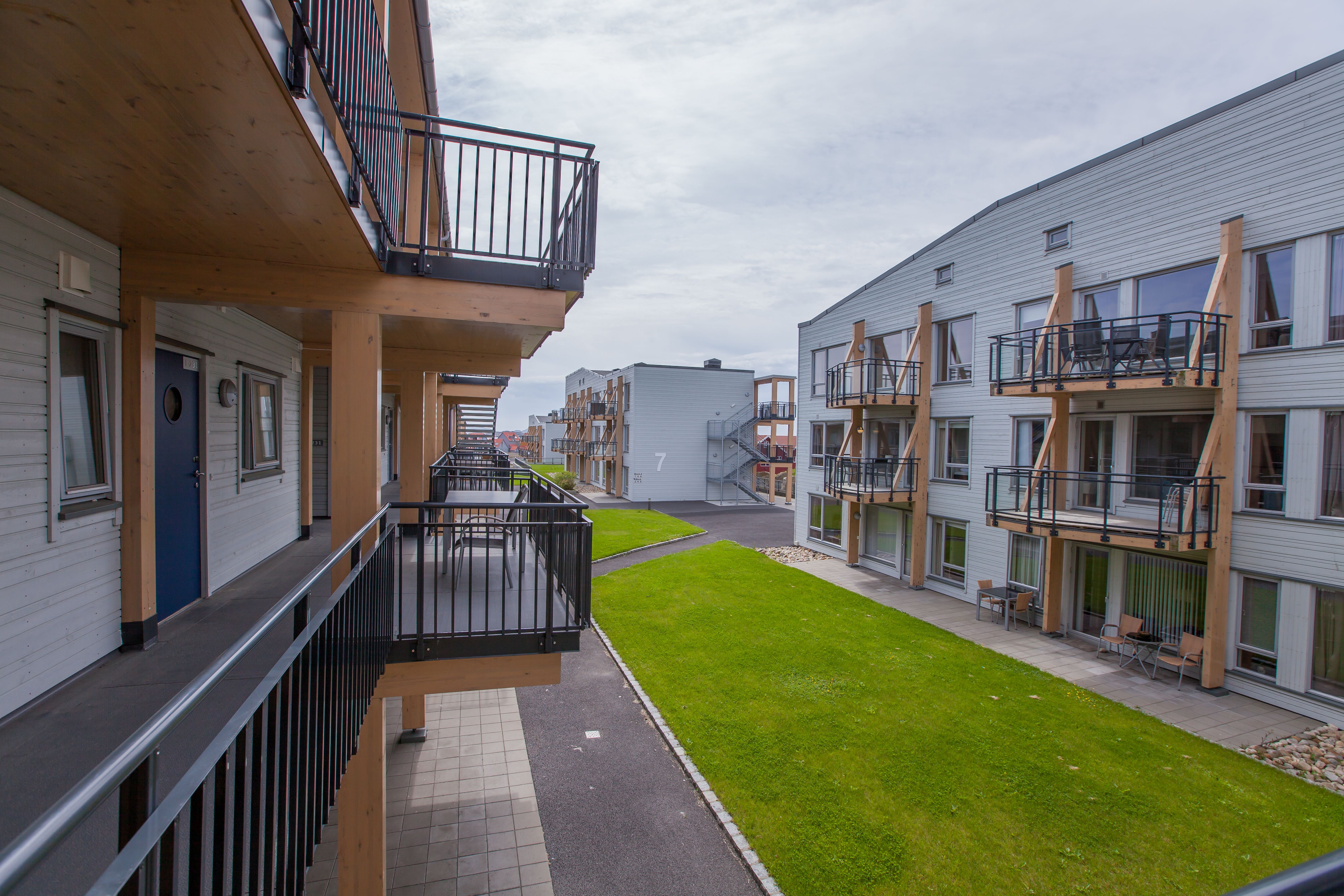 Lindesnes Havhotell - Utsiden, stor grønn flekk mellom bygningene.