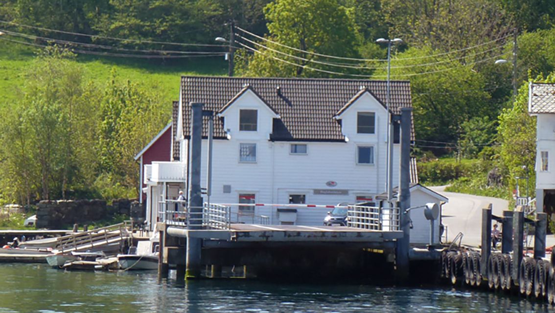 Ferjestø, gjestehamna og nærbutikken på Huglo
