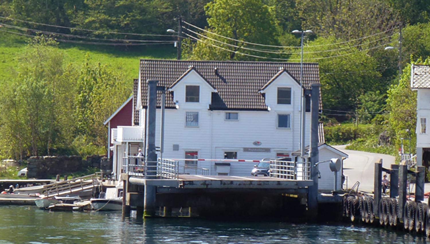 Ferjestø, gjestehamna og nærbutikken på Huglo
