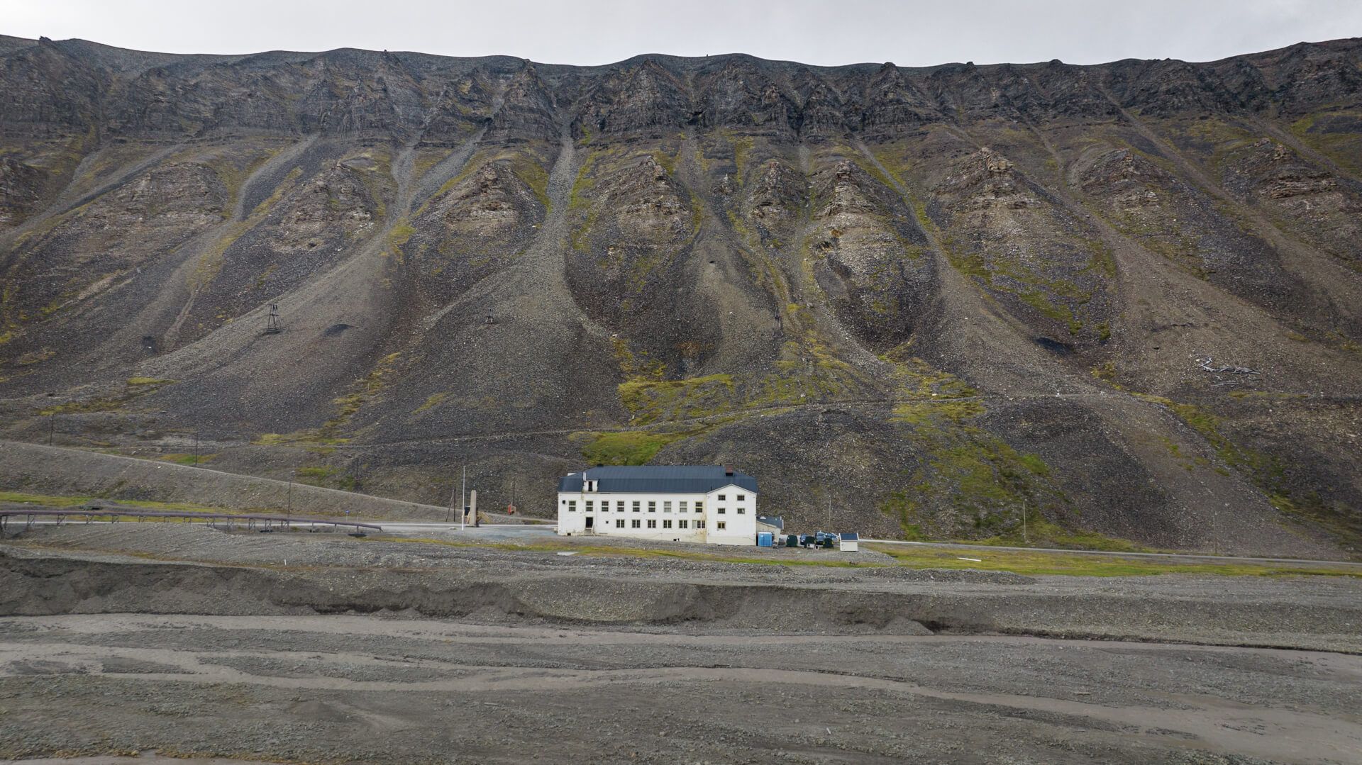 Bygningen "Huset" sett utenfra med fjell i bakgrunnen