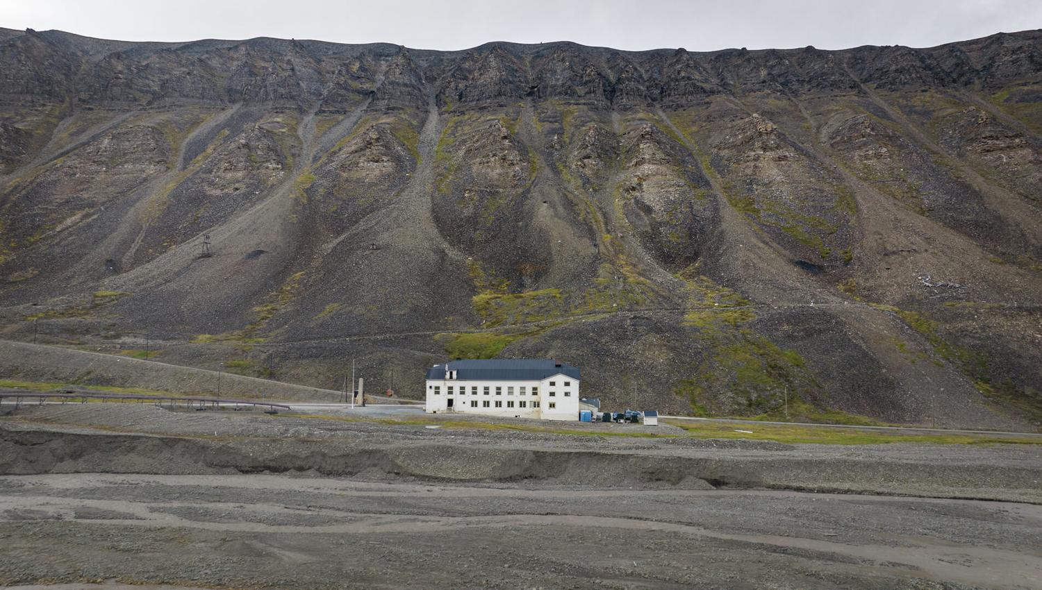 Bygningen "Huset" sett utenfra med fjell i bakgrunnen